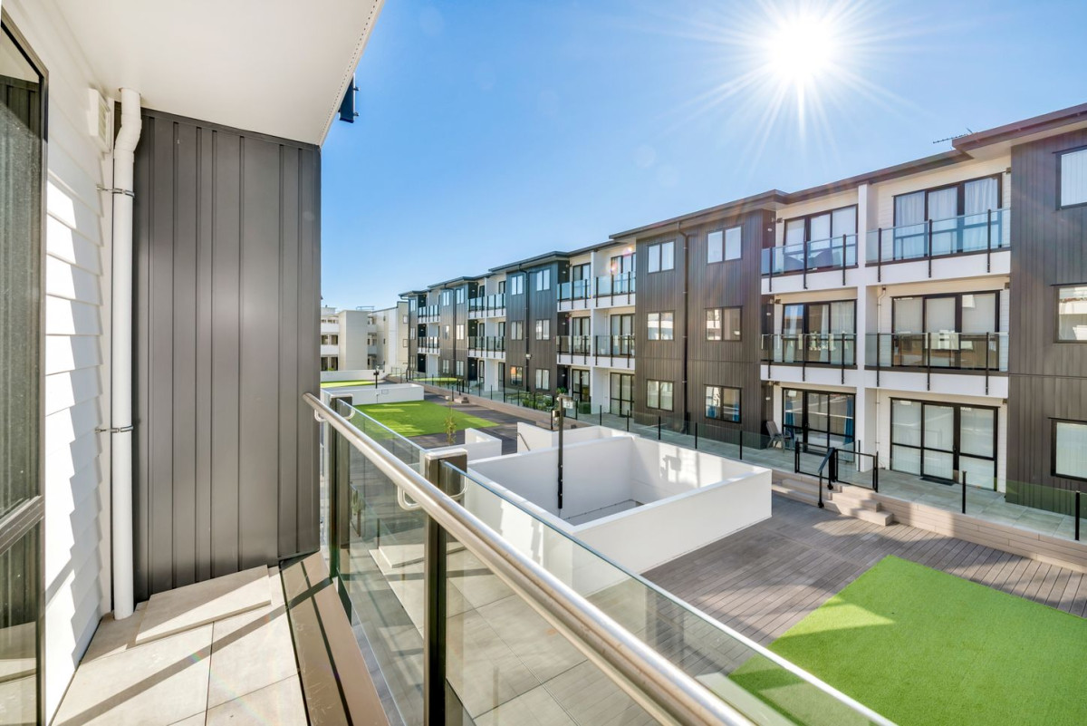 Public Trust is highly motivated, and this property is seriously for sale. 3 beds 2 baths apartment with 2 car parks, 120m2 floor area, 10/130 Stancombe Road, Flat Bush, Auckland