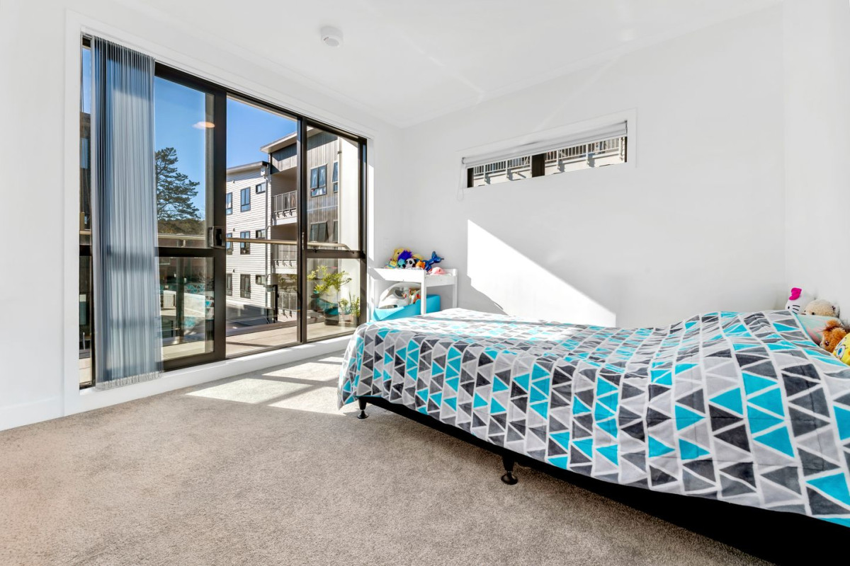 Public Trust is highly motivated, and this property is seriously for sale. 3 beds 2 baths apartment with 2 car parks, 120m2 floor area, 10/130 Stancombe Road, Flat Bush, Auckland