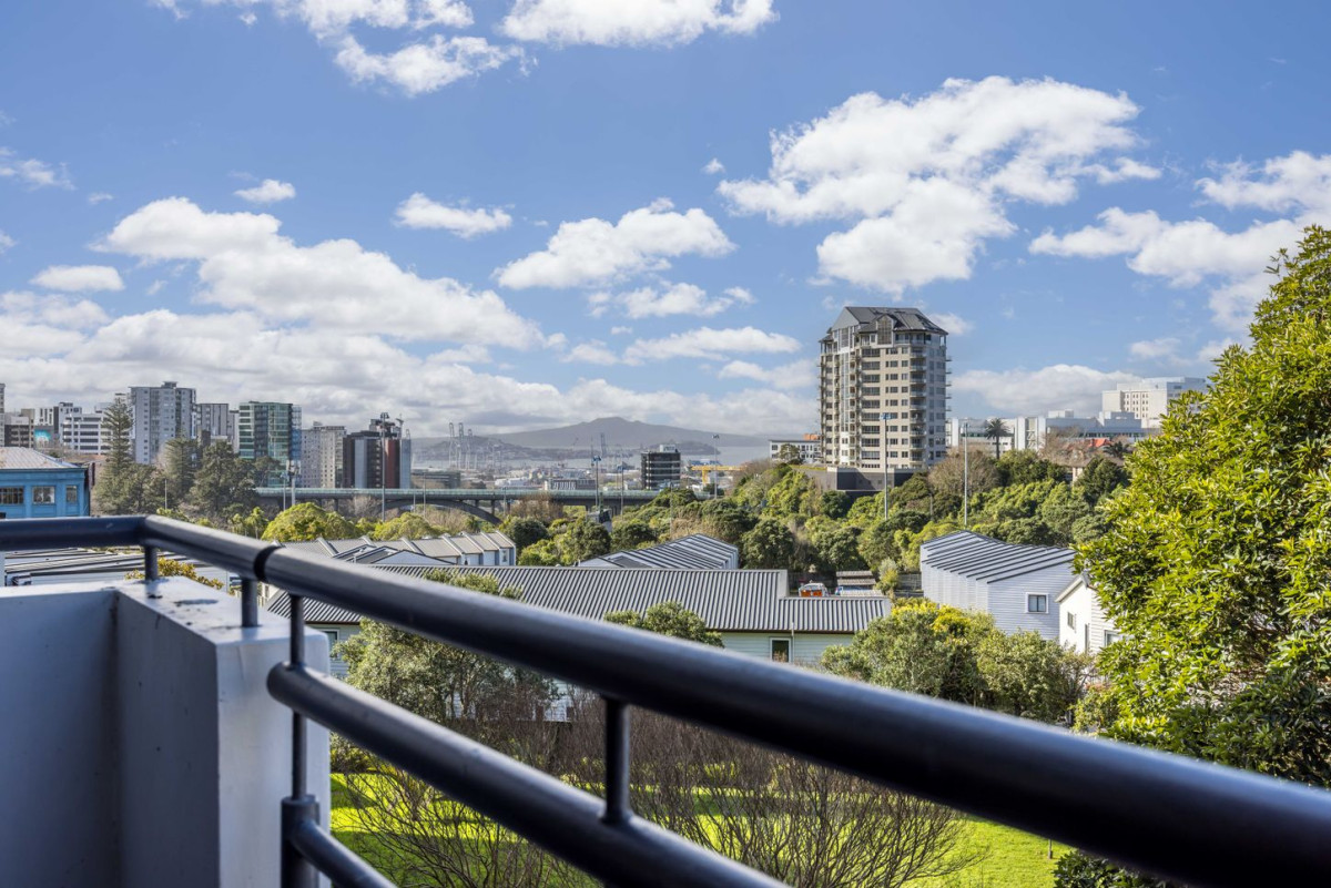 Triple Grammar school zone (AGS, AGGS, MAGS), 80m2 Freehold 2 beds 2 baths apartment with car park, 2M/160 Symonds Street, Grafton, Auckland