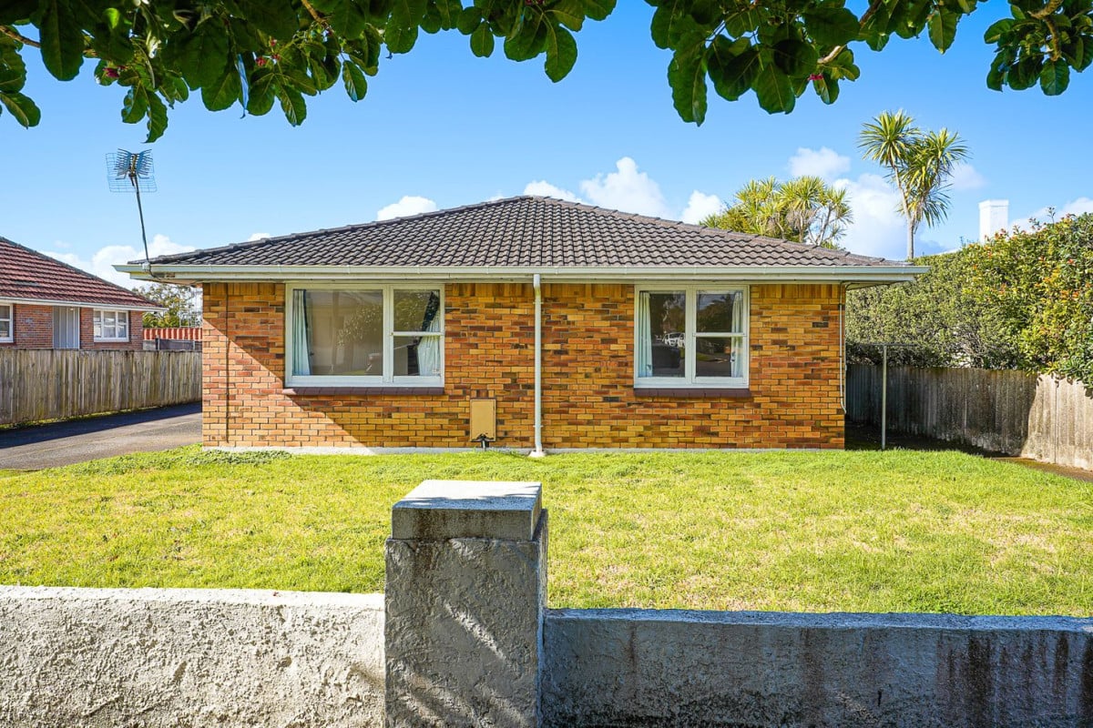 Brick and tile 3 beds 1 bath home with garage, 1/93 Symonds Street, Royal Oak, Auckland