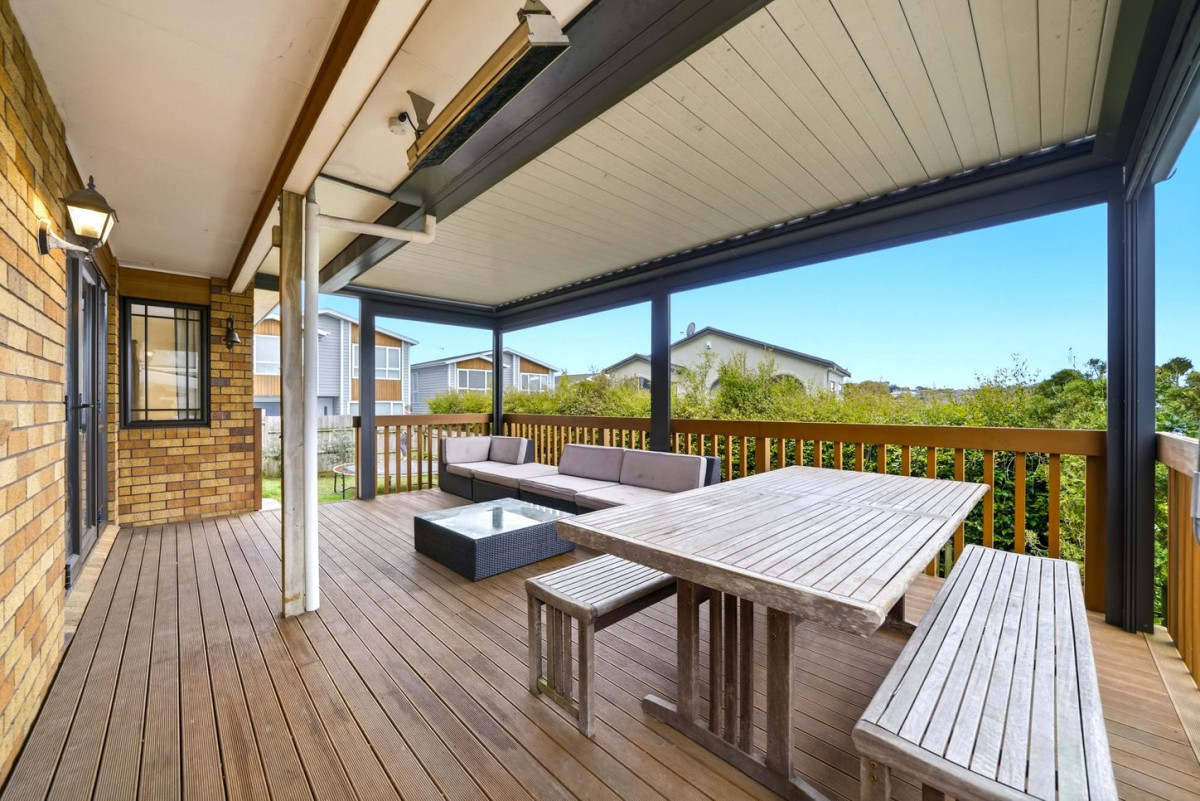 Westlake school zone, Brick and tile 4 beds + study room 2 baths house with double garage, 2/121 Forrest Hill Road, Forrest Hill, Auckland