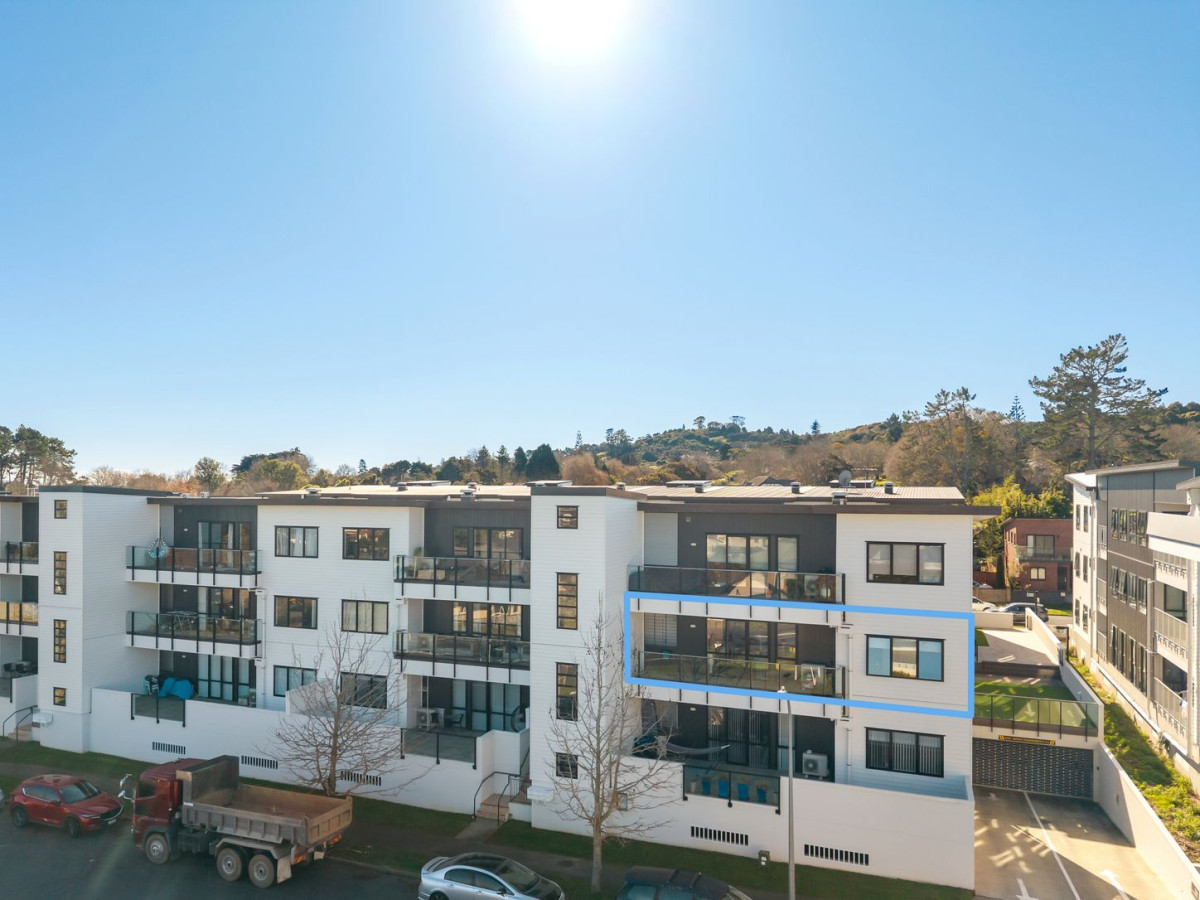 Public Trust is highly motivated, and this property is seriously for sale. 3 beds 2 baths apartment with 2 car parks, 120m2 floor area, 10/130 Stancombe Road, Flat Bush, Auckland