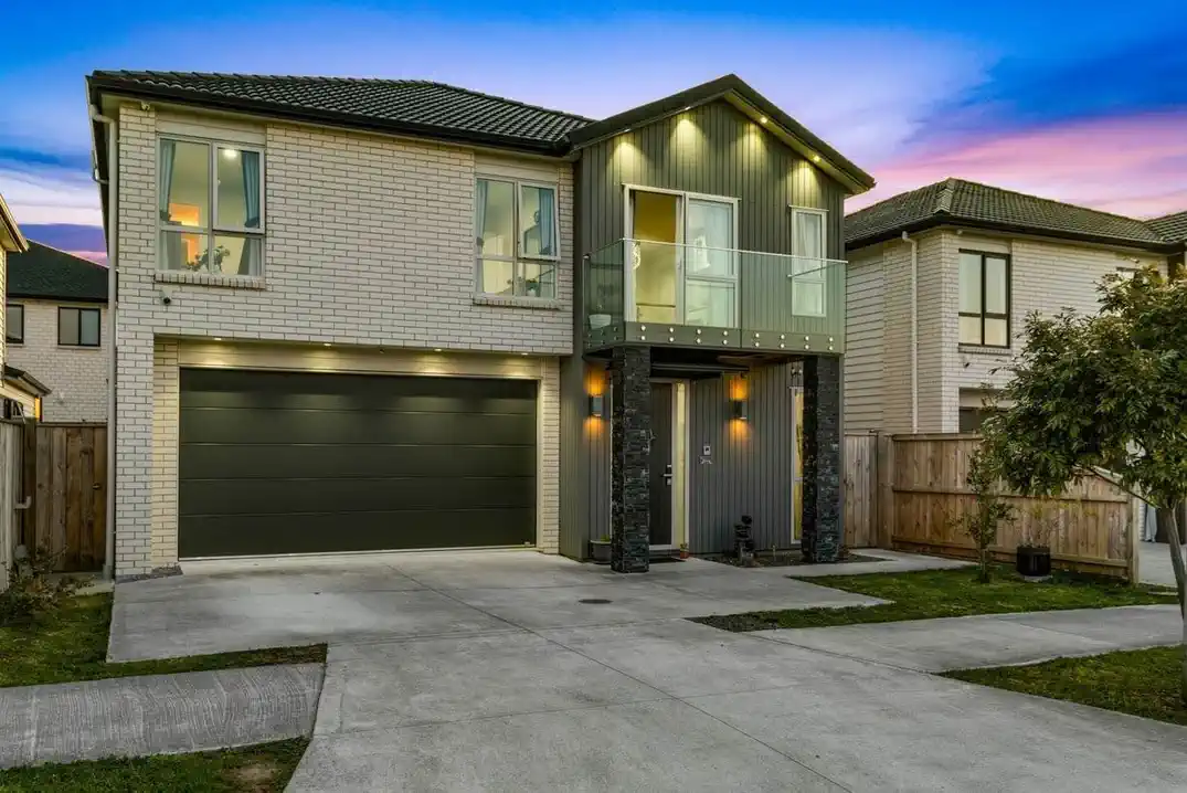 For rent, Ormiston School Zone, 4 beds 3.5 bath house with double garage, Available from 24th August,  68 Castlebane Drive, Flat Bush, Auckland