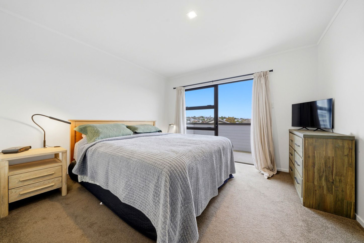 Westlake school zone, Brick and tile 4 beds + study room 2 baths house with double garage, 2/121 Forrest Hill Road, Forrest Hill, Auckland