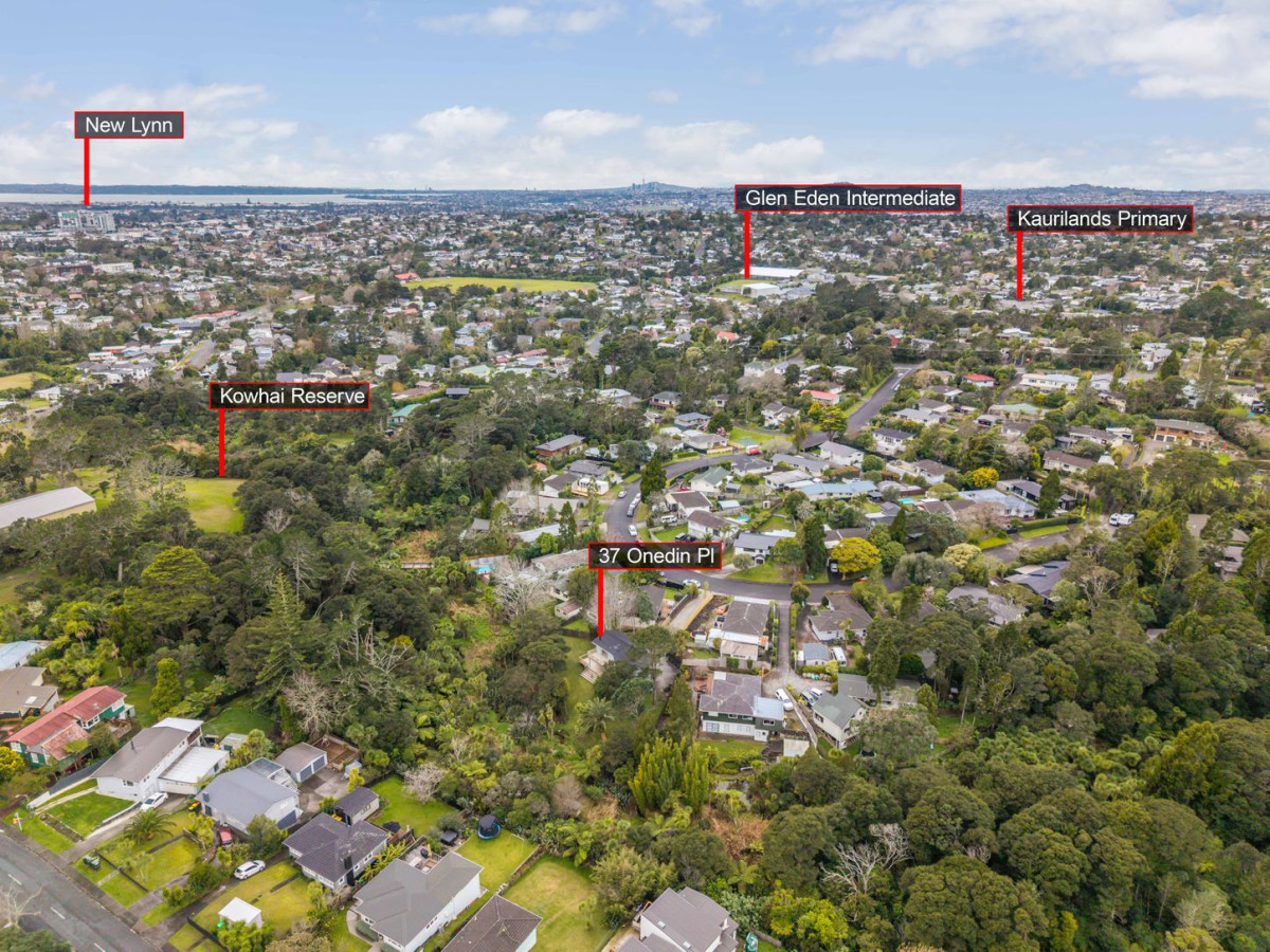 958m2 section, 4 beds + study 2 baths house with double garage, 37 Onedin Place, Titirangi, Auckland