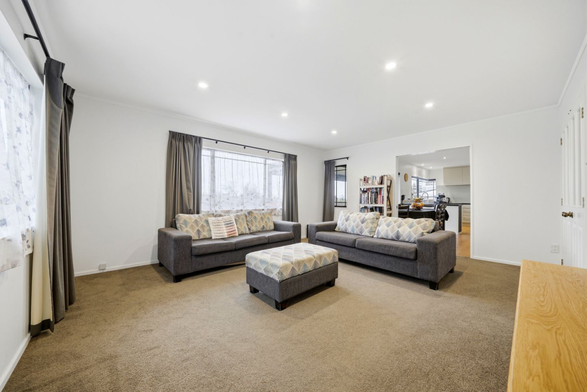 Westlake school zone, Brick and tile 4 beds + study room 2 baths house with double garage, 2/121 Forrest Hill Road, Forrest Hill, Auckland