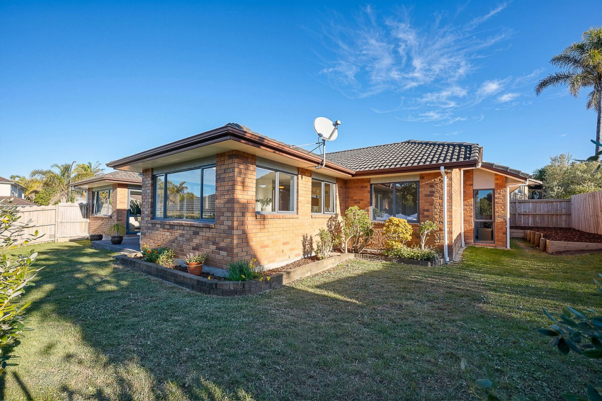 Deceased Estate For Sale After 21 Years, 580m2 section, Brick and tile 4 beds 2 baths house with double garage, 7 Fairford Avenue, Henderson, Auckland