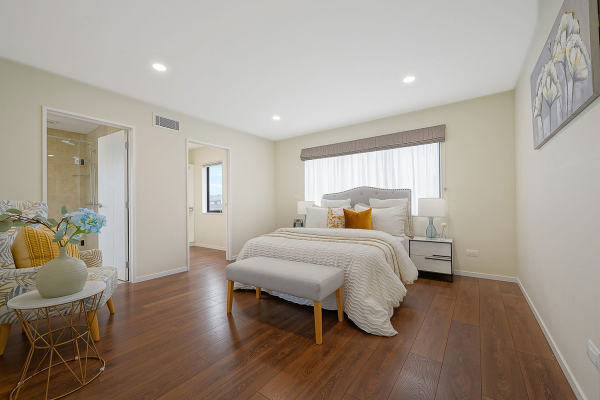 Owner (Builder) downsizing, 5 beds 4 baths house with double garage, 108 San Valentino Drive, Henderson, Auckland