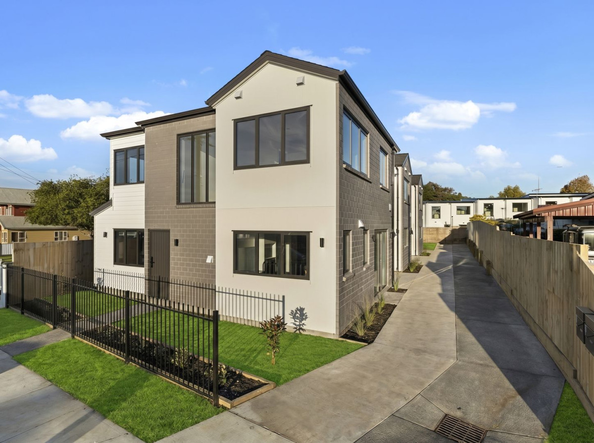 Brandnew 4 beds 3.5 baths home with garage, 5/35 Royton Avenue, Mangere East, Auckland