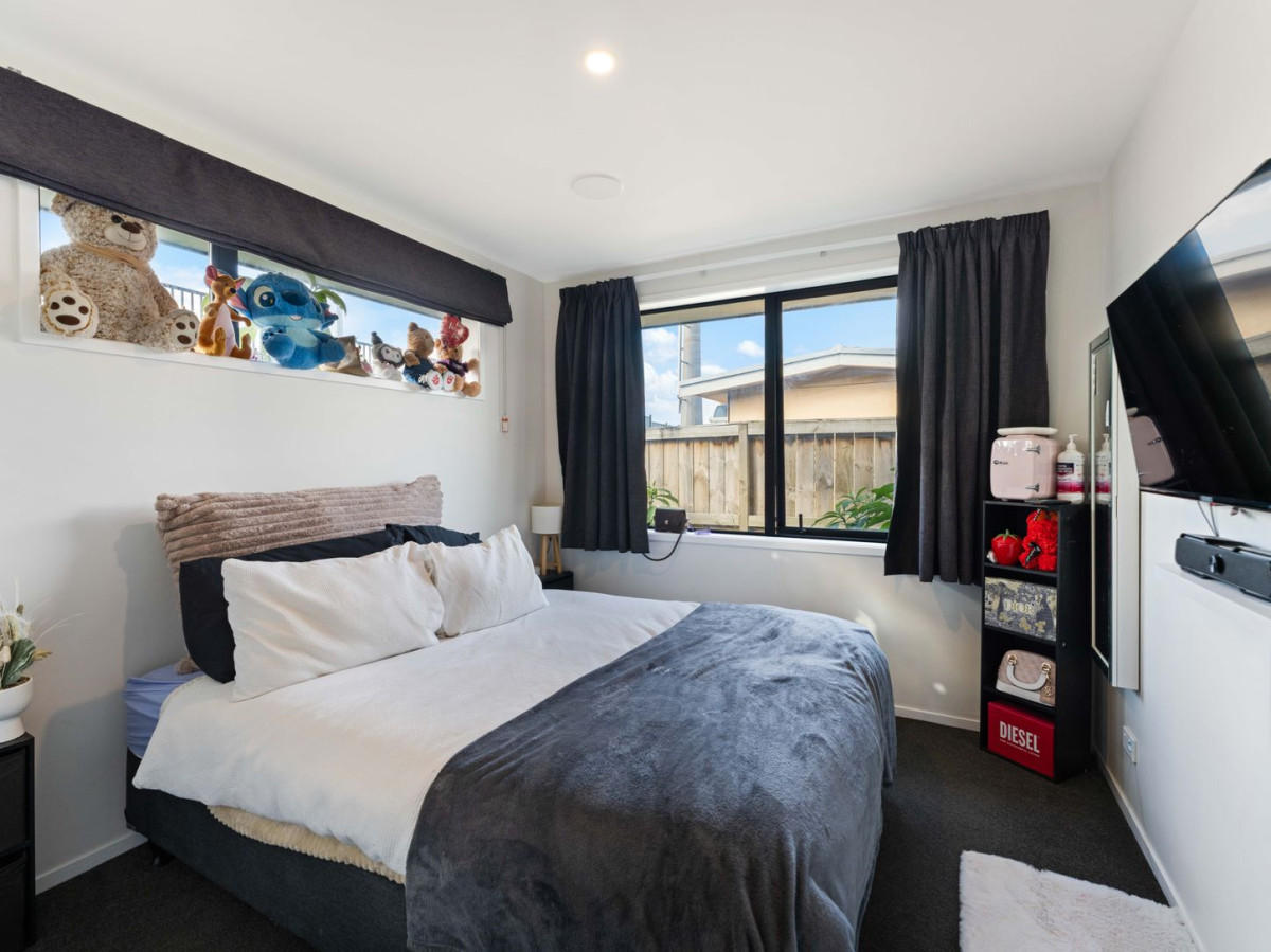 Owner cashing out, 472m2 section, Brick and tile 4 beds 2 baths house with double garage, 25 Dumas Place, Papakura, Auckland
