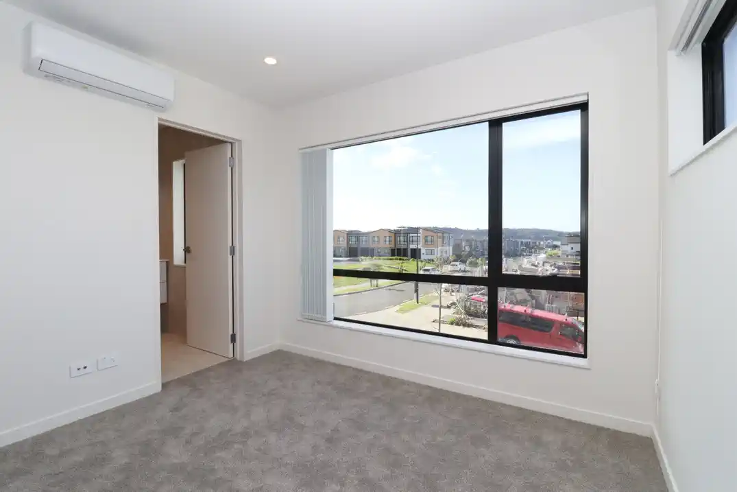 For rent, 4 beds 2 baths townhouse with garage, Available now, 45 Observation Green , Hobsonville, Auckland