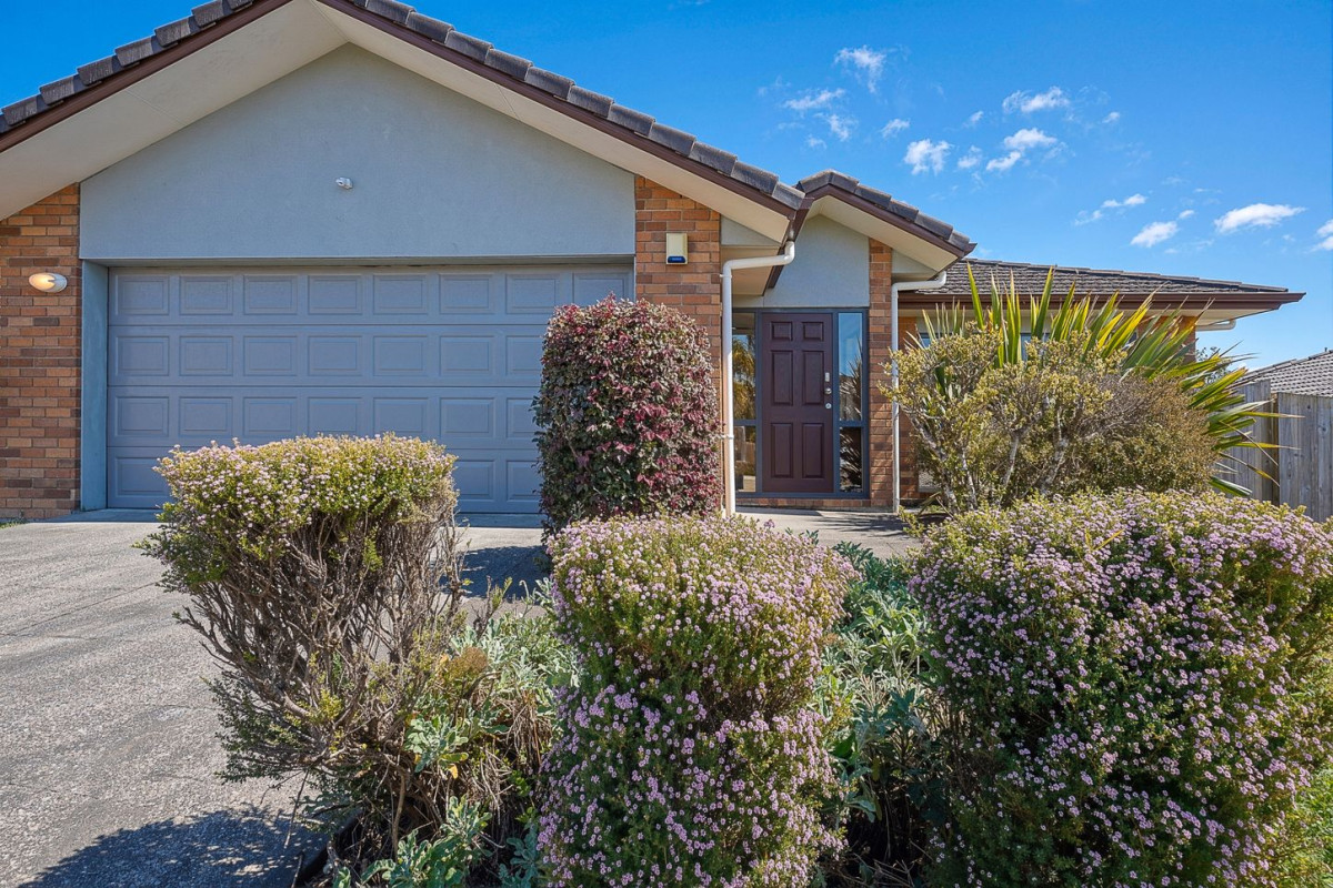 Deceased Estate For Sale After 21 Years, 580m2 section, Brick and tile 4 beds 2 baths house with double garage, 7 Fairford Avenue, Henderson, Auckland