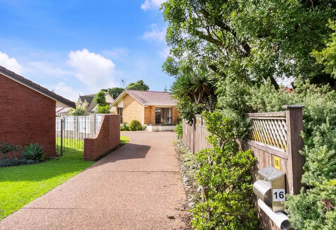 For rent, No pets, no smokers, 3 beds 2 baths house with double garage, available from 14th August, 16 Hayes Place, Half Moon Bay, Auckland
