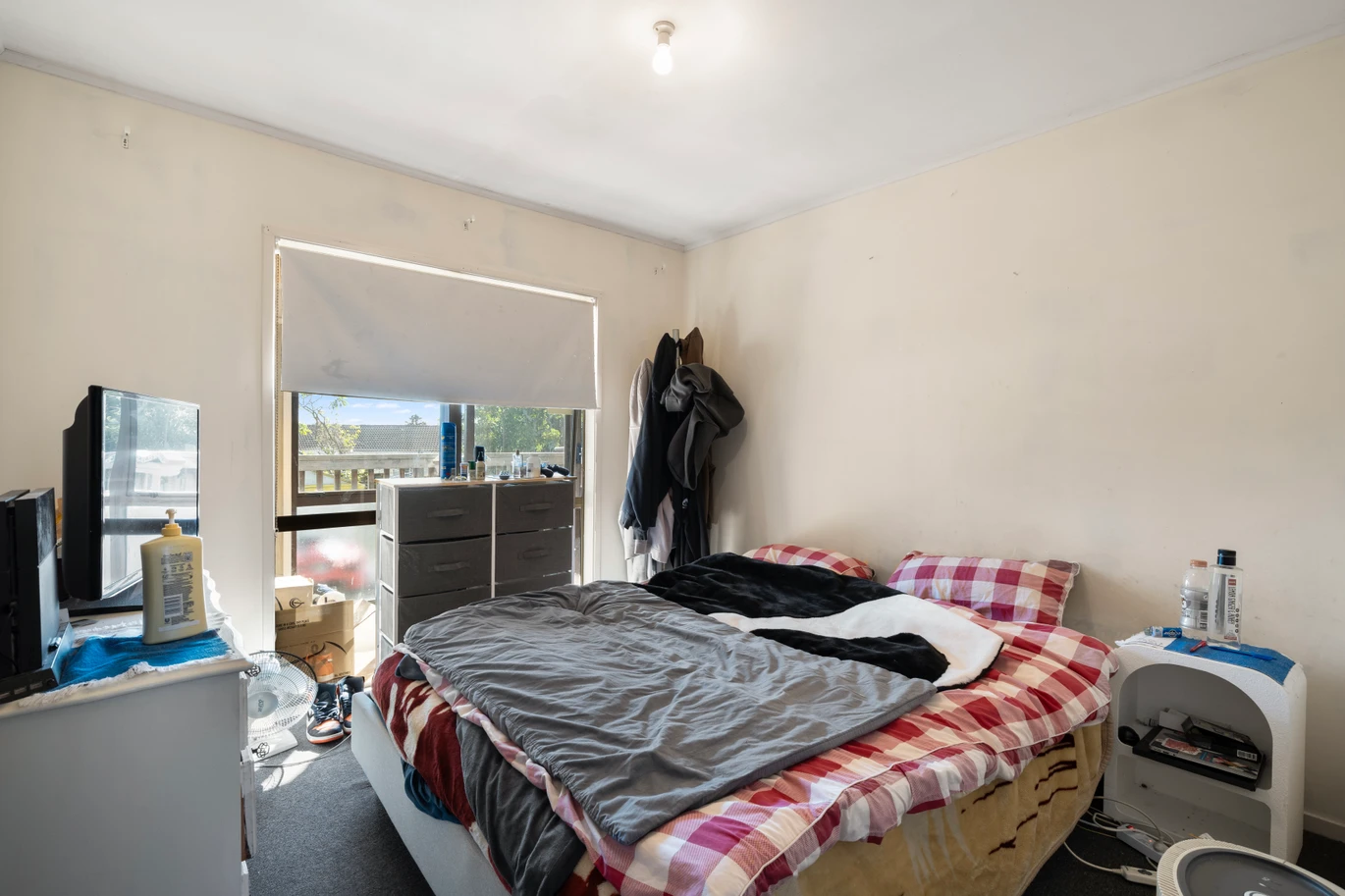 Must Sell, 856m2 section, 4 beds 2 baths house, a double basement garage and a separate double garage. 5 Rotoma Rise Clover Park, Auckland