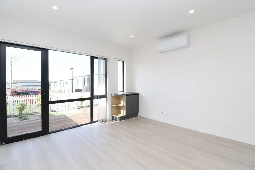 For rent, 4 beds 2 baths townhouse with garage, Available now, 45 Observation Green , Hobsonville, Auckland