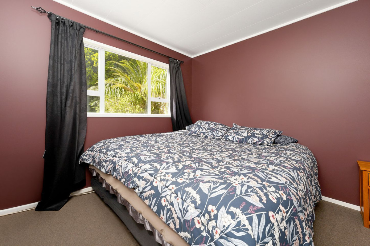 6824m2 Lifestyle section, 3 beds 1 bath house with 4 garage, 116 Chamberlain Road, Massey, Auckland