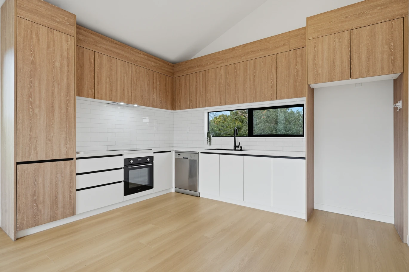 2 beds + study/office, 1.5 baths duplex home with car park, 7/29 Te Koa Road Panmure, Auckland