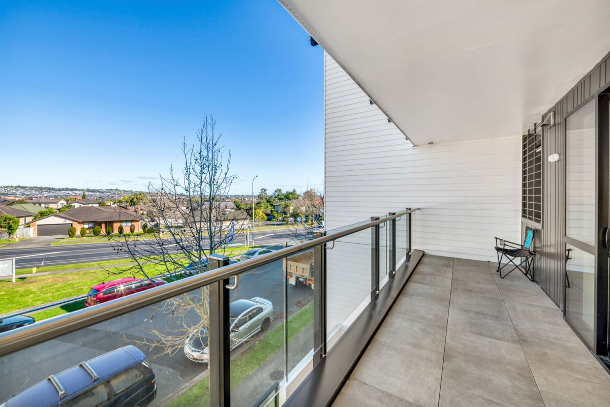 Public Trust is highly motivated, and this property is seriously for sale. 3 beds 2 baths apartment with 2 car parks, 120m2 floor area, 10/130 Stancombe Road, Flat Bush, Auckland