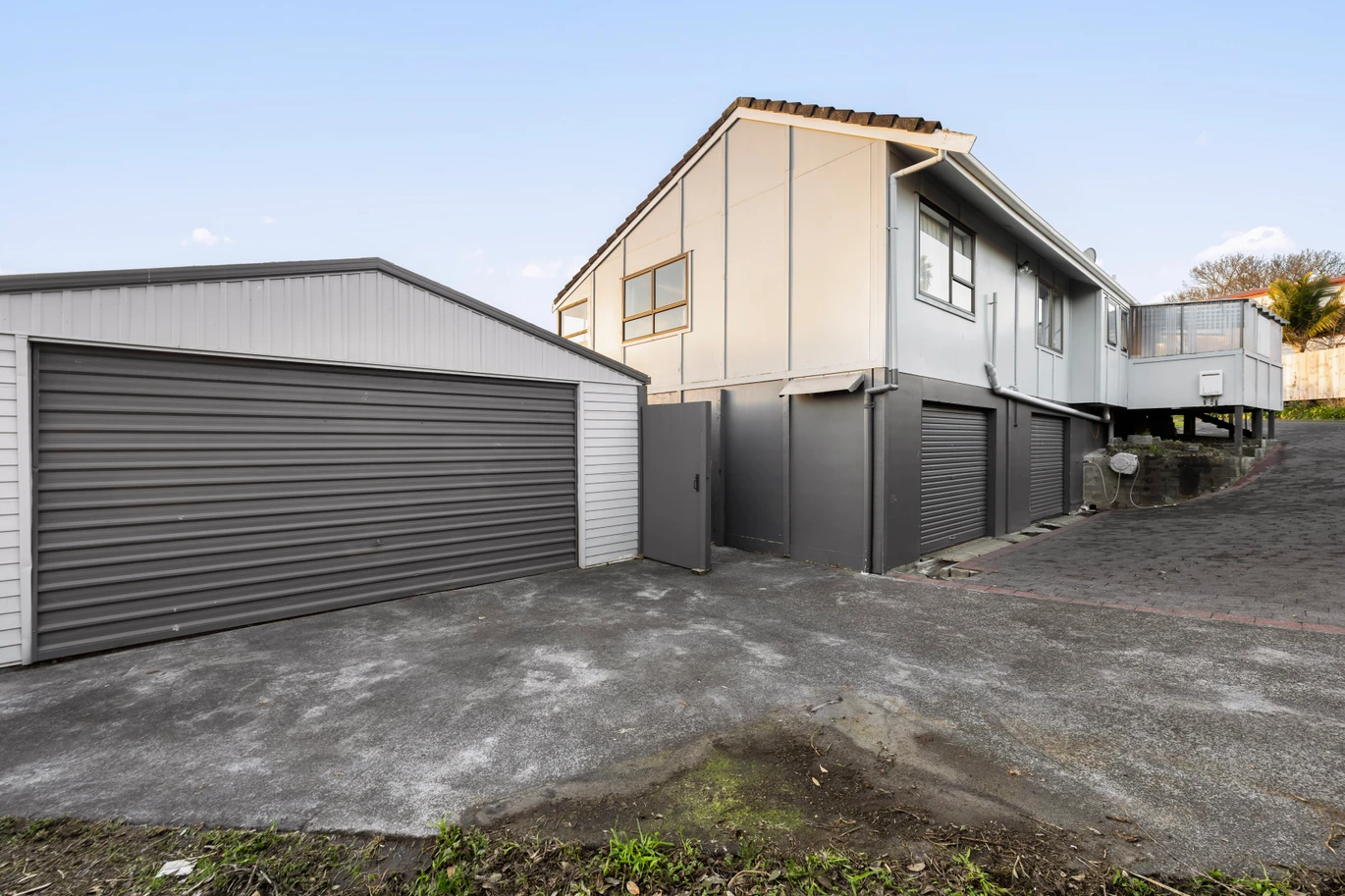 Must Sell, 856m2 section, 4 beds 2 baths house, a double basement garage and a separate double garage. 5 Rotoma Rise Clover Park, Auckland