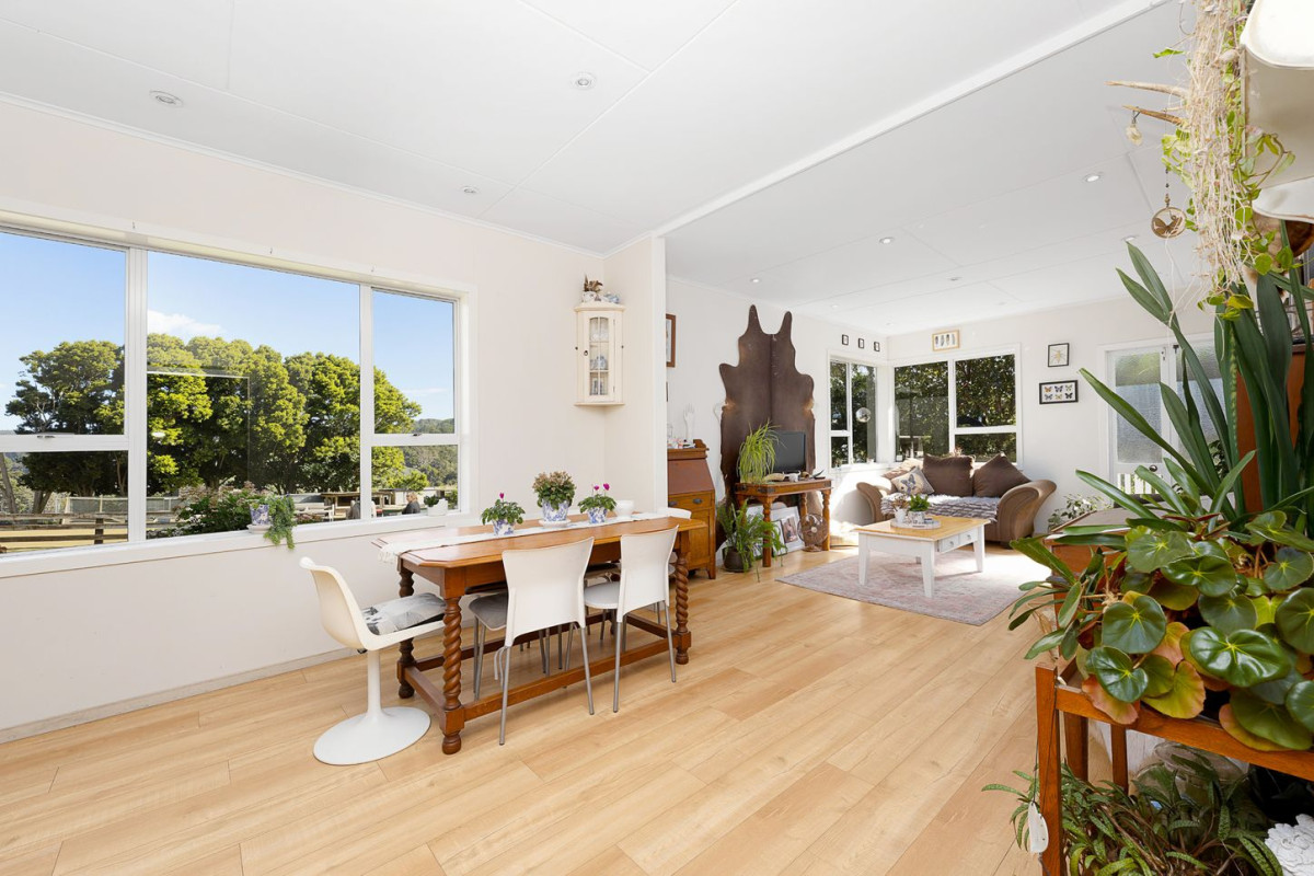 6824m2 Lifestyle section, 3 beds 1 bath house with 4 garage, 116 Chamberlain Road, Massey, Auckland