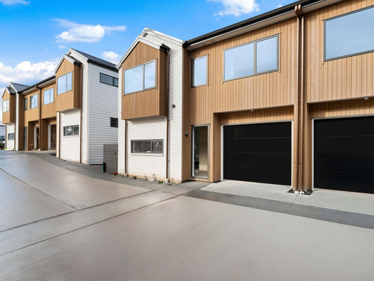 Price Dropped Again, Bring Your Offer, Brandnew freehold 3 beds 2.5 baths duplex home with garage, Next to a peaceful reserve, All conjunctions welcome – higher split offered. Lot 3 27 Red Hill Road, Papakura, Auckland