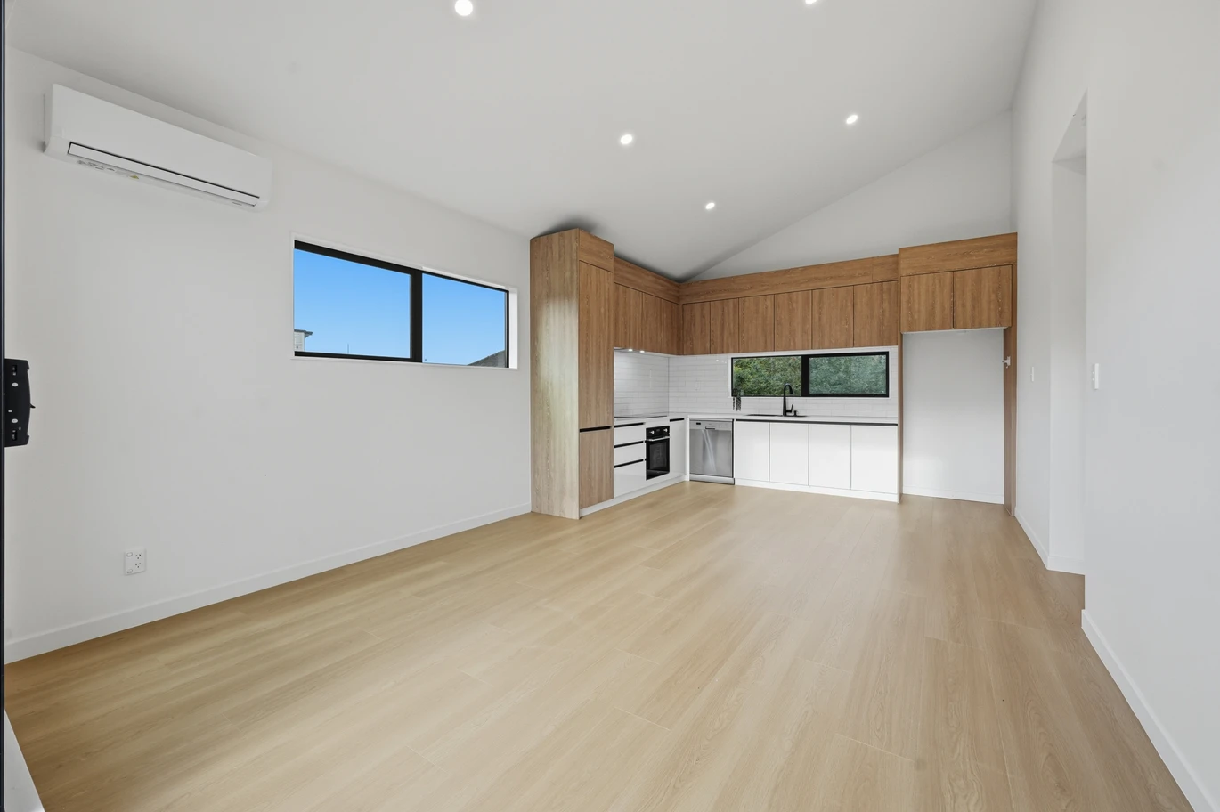 2 beds + study/office, 1.5 baths duplex home with car park, 7/29 Te Koa Road Panmure, Auckland