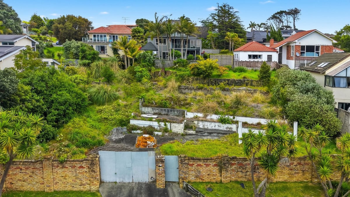 986m2 section with Sea Views, THE VENDOR IS CURRENTLY IN THE PROCESS OF OBTAINING A RESOURCE CONSENT for a four-lot subdivision with two vehicle crossings. 6 Bluff Terrace, Hillsborough, Auckland