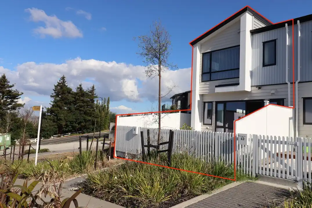 For rent, 4 beds 2 baths townhouse with garage, Available now, 45 Observation Green , Hobsonville, Auckland
