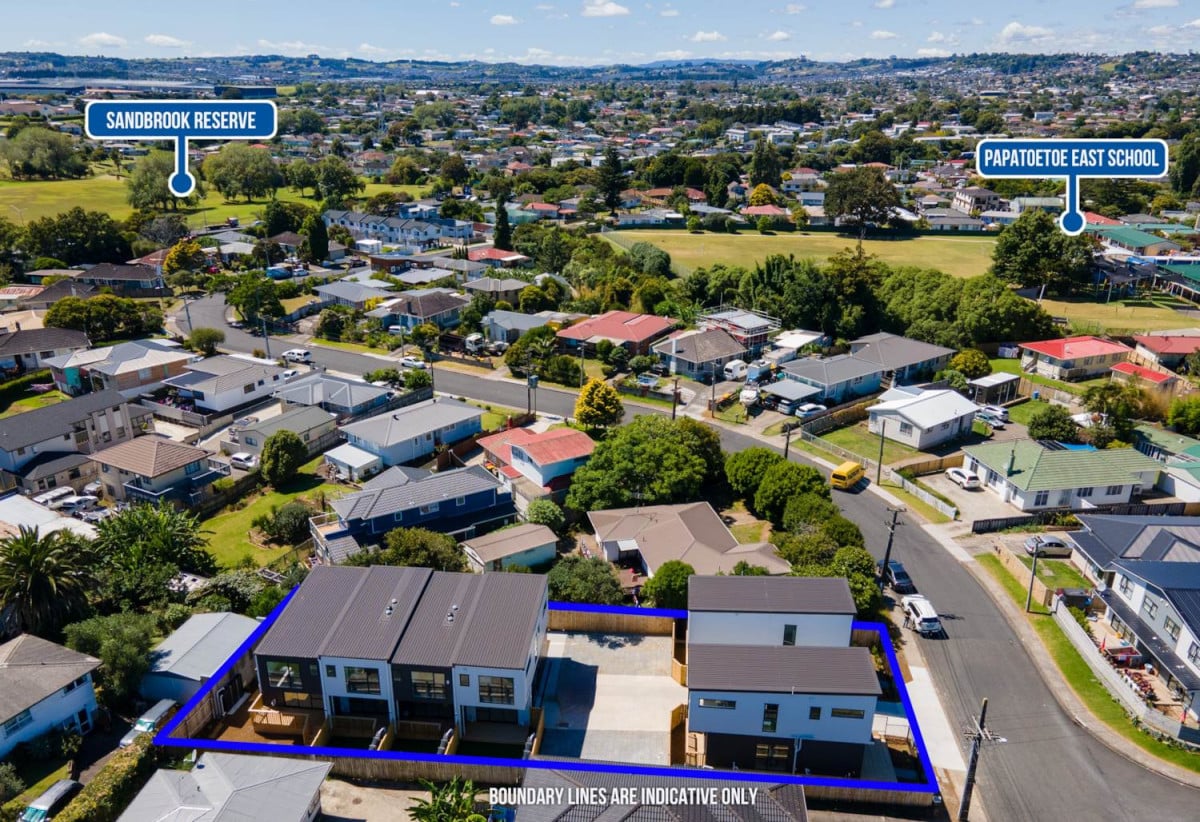 For rent, No smoking allowed. Pets considered on request. 3 beds 2 baths townhouse with car park, available now, 71A Cornwall Road, Papatoetoe, Auckland