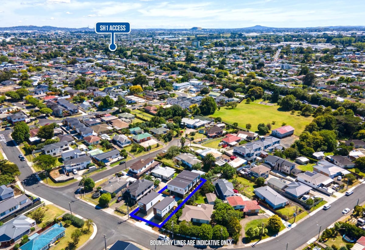 For rent, No smoking allowed. Pets considered on request. 3 beds 2 baths townhouse with car park, available now, 71A Cornwall Road, Papatoetoe, Auckland