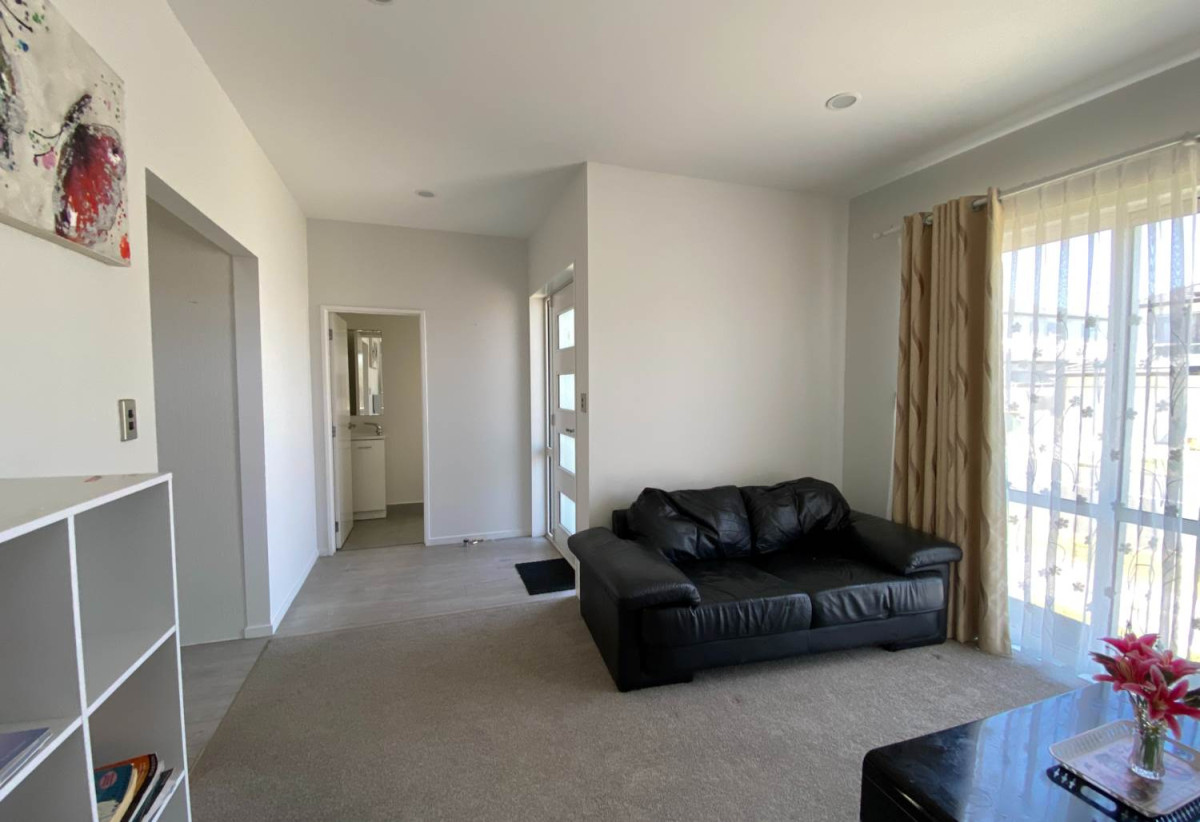 For rent, 5 beds (2 ensuites) 3.5 baths house with double garage, available 7th September, 4 Calcite Avenue, Flat Bush, Auckland
