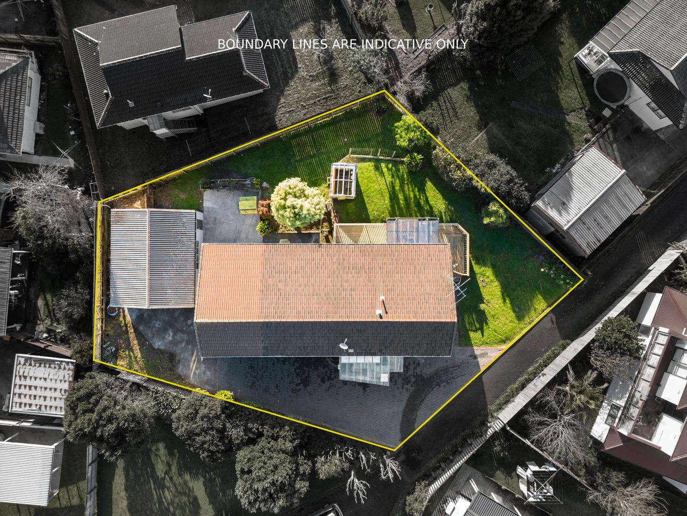 Must Sell, 856m2 section, 4 beds 2 baths house, a double basement garage and a separate double garage. 5 Rotoma Rise Clover Park, Auckland