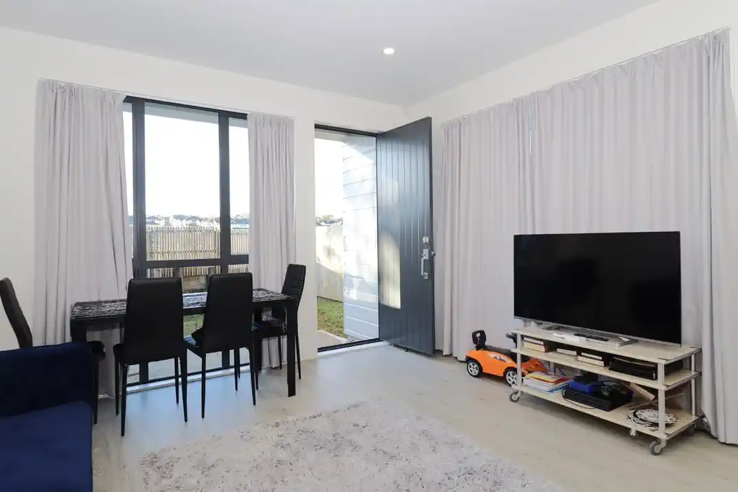 For rent, Fully furnished, 3 beds 2 baths townhouse with car park, Available from 22nd September, 10 Serpent Road, Flat Bush, Auckland