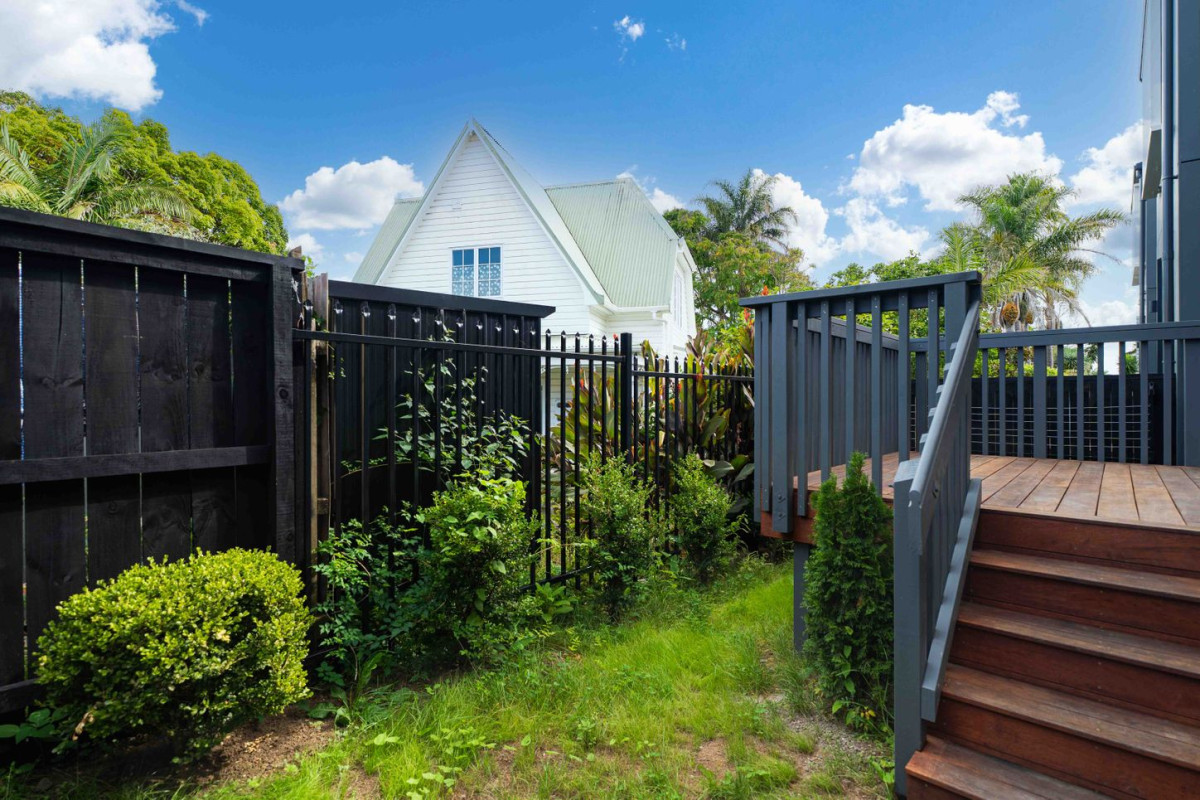 Must Sell, All Offers Considered, Double Westlake High School Zone, 174m2 4 beds + multi-purpose room 3 baths home with garage, 5/7 Alma Road, Milford, Auckland