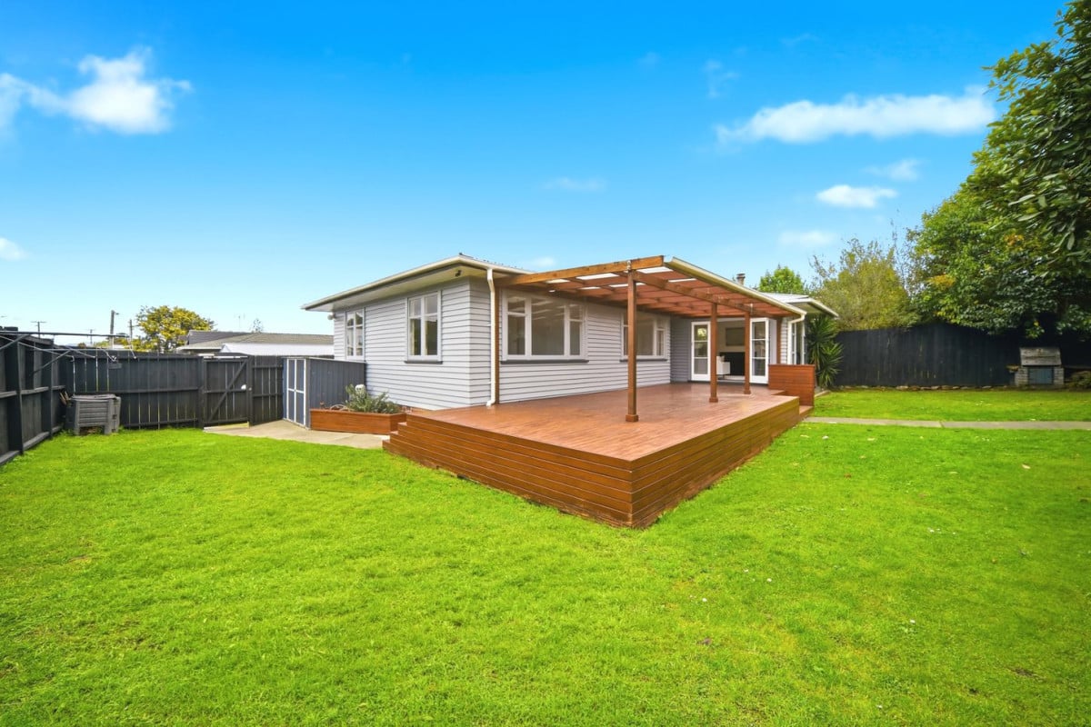 Home and Income, 2 kitchens, 4 beds 2 baths house with a garage and 1 bed granny, 102 Taikata Road, Te Atatu Peninsula, Auckland