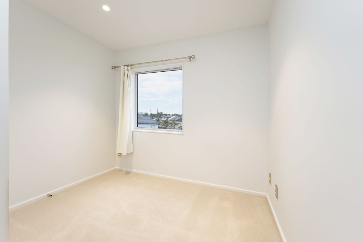 4 beds (2 ensuites) 3.5 baths home with garage, 1 ensuite ground floor, 77 Bordeaux Parade, Te Atatu South, Auckland