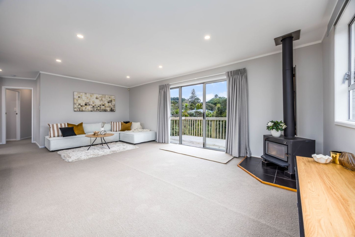 958m2 section, 4 beds + study 2 baths house with double garage, 37 Onedin Place, Titirangi, Auckland