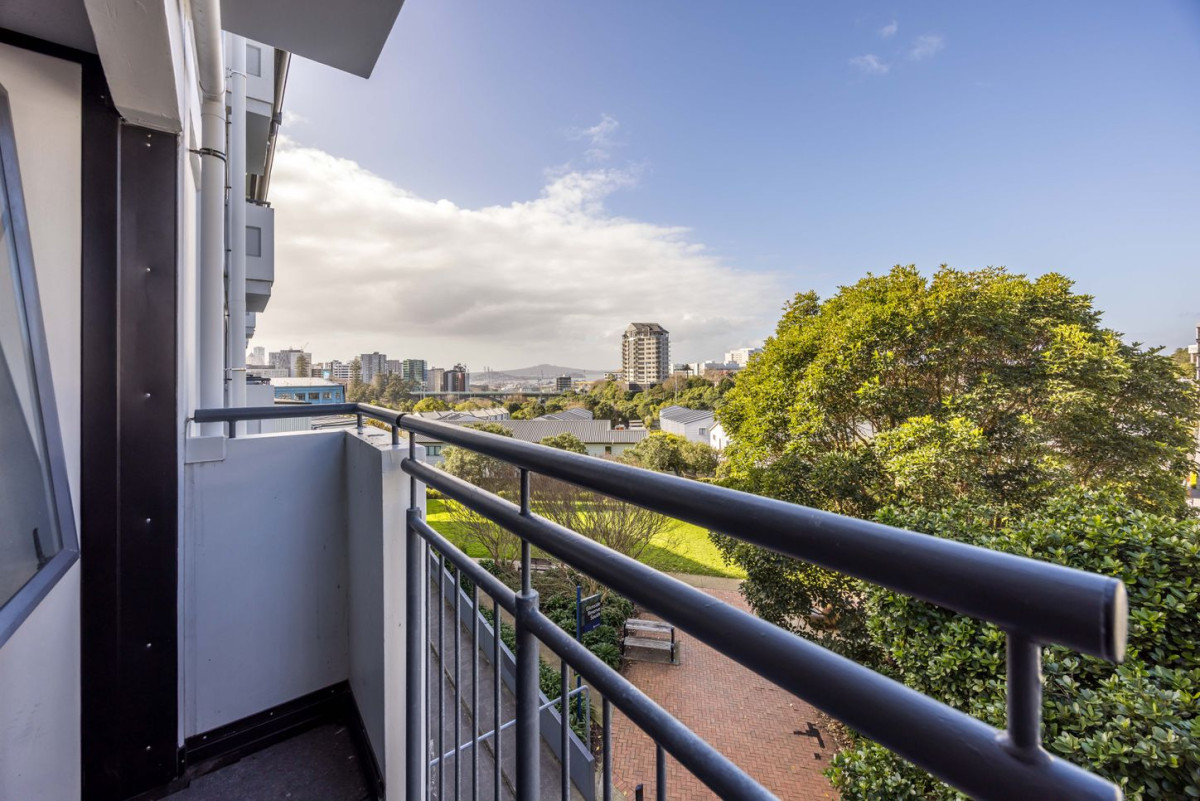 Triple Grammar school zone (AGS, AGGS, MAGS), 80m2 Freehold 2 beds 2 baths apartment with car park, 2M/160 Symonds Street, Grafton, Auckland