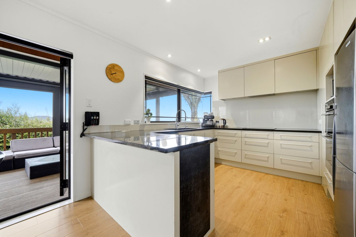 Westlake school zone, Brick and tile 4 beds + study room 2 baths house with double garage, 2/121 Forrest Hill Road, Forrest Hill, Auckland