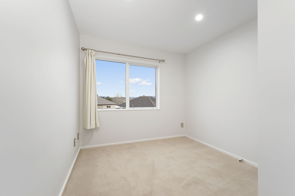 4 beds (2 ensuites) 3.5 baths home with garage, 1 ensuite ground floor, 77 Bordeaux Parade, Te Atatu South, Auckland