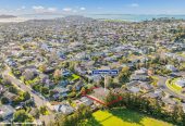 Stylish Quality-Built Townhouse–Move In or Invest, Freehold 3 bed 2 baths home with car park, no Body Corp or additional fees, Reliable tenants in place, Vacant possession possible after July 2026, 1/14 Freyberg Place, Howick, Auckland