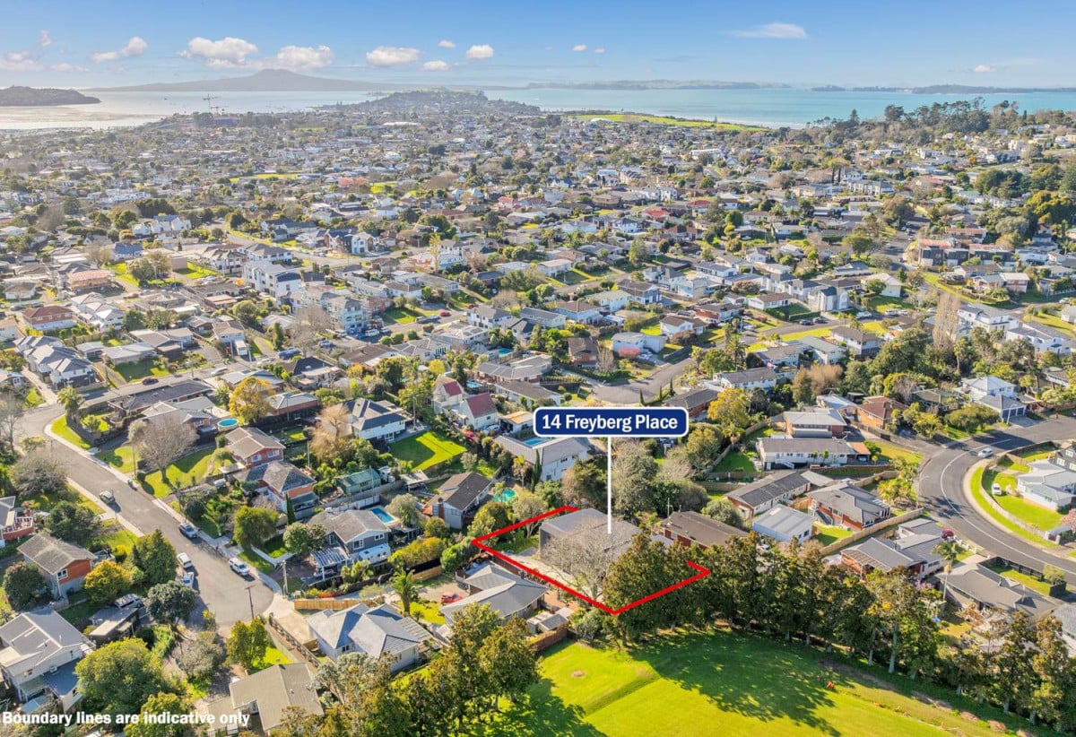 Stylish Quality-Built Townhouse–Move In or Invest, Freehold 3 bed 2 baths home with car park, no Body Corp or additional fees, Reliable tenants in place, Vacant possession possible after July 2026, 2/14 Freyberg Place, Howick, Auckland