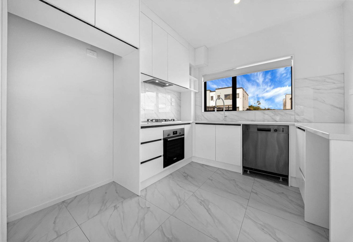 225m2 section with views, 3beds 2.5 baths home with deck, graden and car park, 39B Crestview Rise, Papakura, Auckland