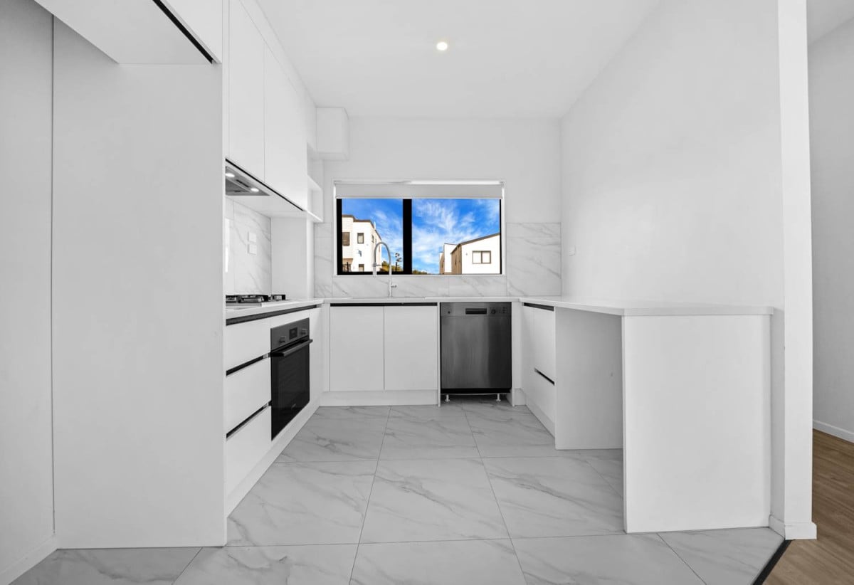 225m2 section with views, 3beds 2.5 baths home with deck, graden and car park, 39B Crestview Rise, Papakura, Auckland