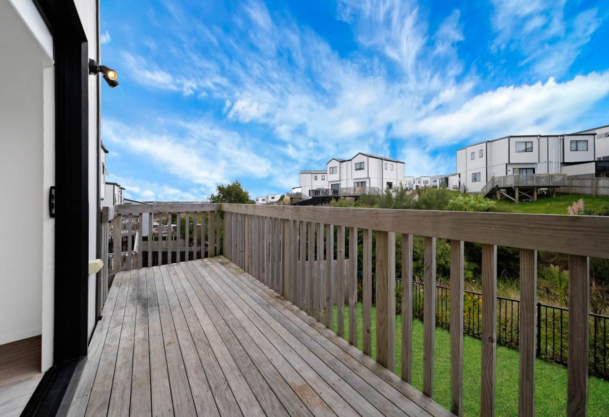 225m2 section with views, 3beds 2.5 baths home with deck, graden and car park, 39B Crestview Rise, Papakura, Auckland