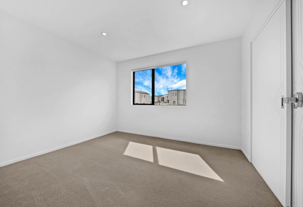 225m2 section with views, 3beds 2.5 baths home with deck, graden and car park, 39B Crestview Rise, Papakura, Auckland