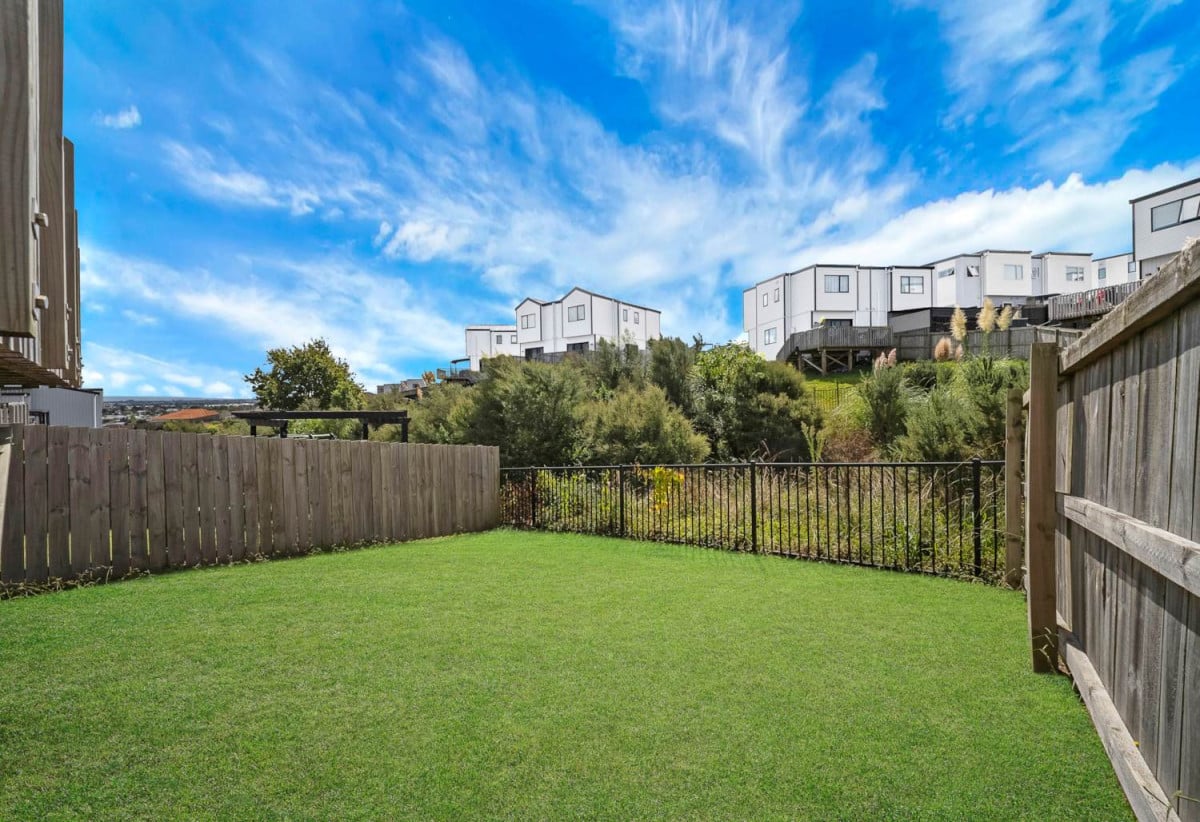225m2 section with views, 3beds 2.5 baths home with deck, graden and car park, 39B Crestview Rise, Papakura, Auckland