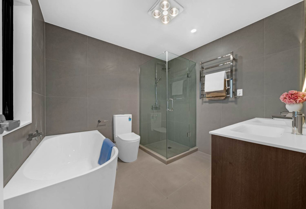 2 kitchens, Brandnew 5 beds 4.5 baths house with double garage and 1 bed granny, 34 Emerald Avenue, Karaka, Auckland