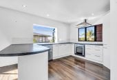 Must sell, Overseas Vendors, Macleans College Zone, 5 beds 3 baths house with triple garage, 1/22 Sea Spray Drive, Half Moon Bay, Auckland