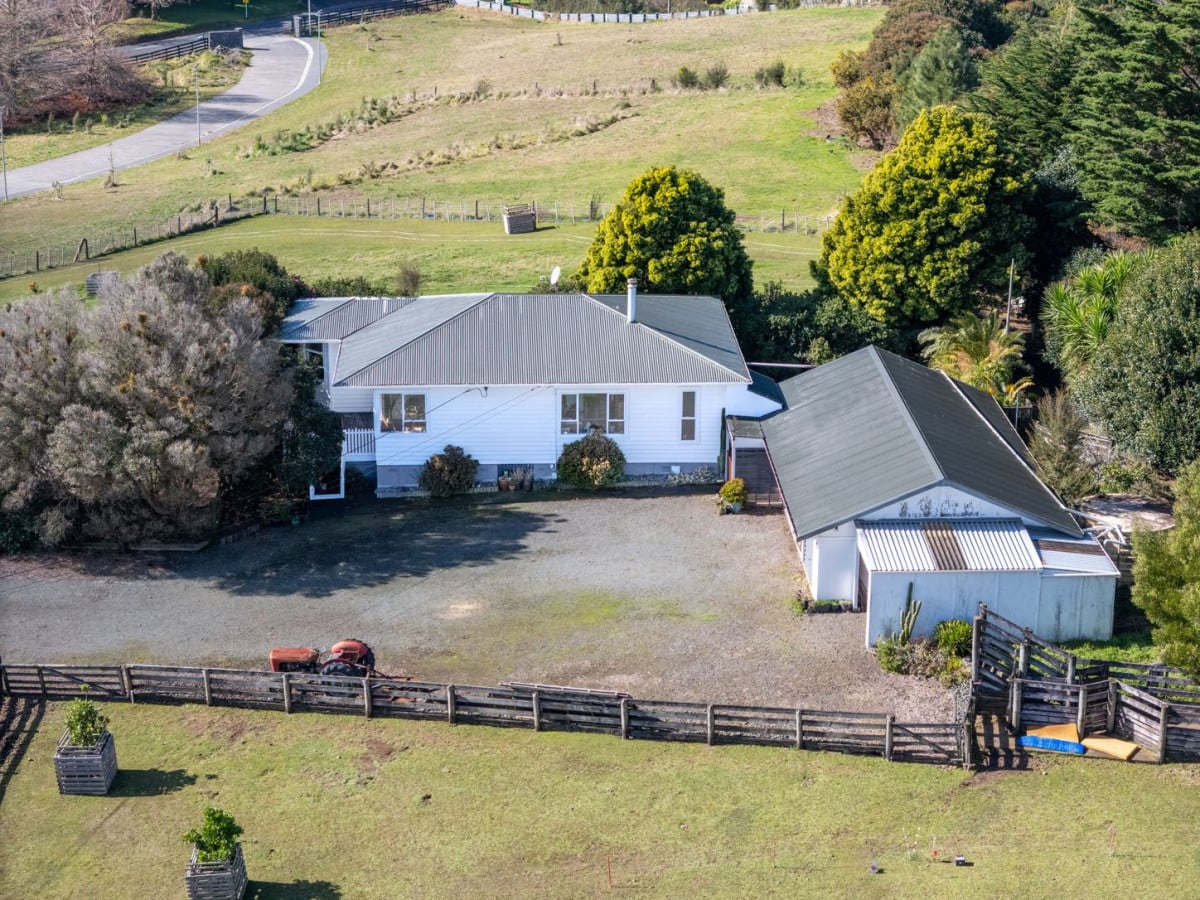 6824m2 Lifestyle section, 3 beds 1 bath house with 4 garage, 116 Chamberlain Road, Massey, Auckland